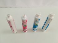 Les enfants badinent le tube de pâte dentifrice, tube stratifié en plastique de feuille d'ALUMINIUM de la couche 50g multi