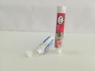 Les enfants badinent le tube de pâte dentifrice, tube stratifié en plastique de feuille d'ALUMINIUM de la couche 50g multi